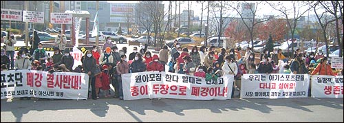 지난 달 29일(수) 오전 10시 자모와 스포츠단 강사, 원아 등이 시청을 찾아 아기스포츠단 폐강을 반대하며 침묵 시위에 돌입하고 있는 모습. 